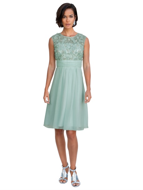 Kies het juiste model voor je party dress Of je nu gaat voor cocktailjurken, maxi jurken of een heuse galajurk: kijk vooral eerst naar je figuur. Heb je brede heupen maar een smalle taille, dan is het handig om voor een jurk met een strak bovenlijfje en een zwierige onderkant te kiezen.