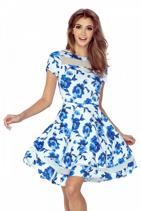 Witte jurk met blauwe bloemen